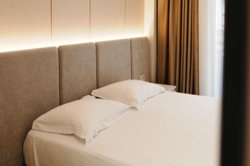 Deluxe Double Room with City View image 3