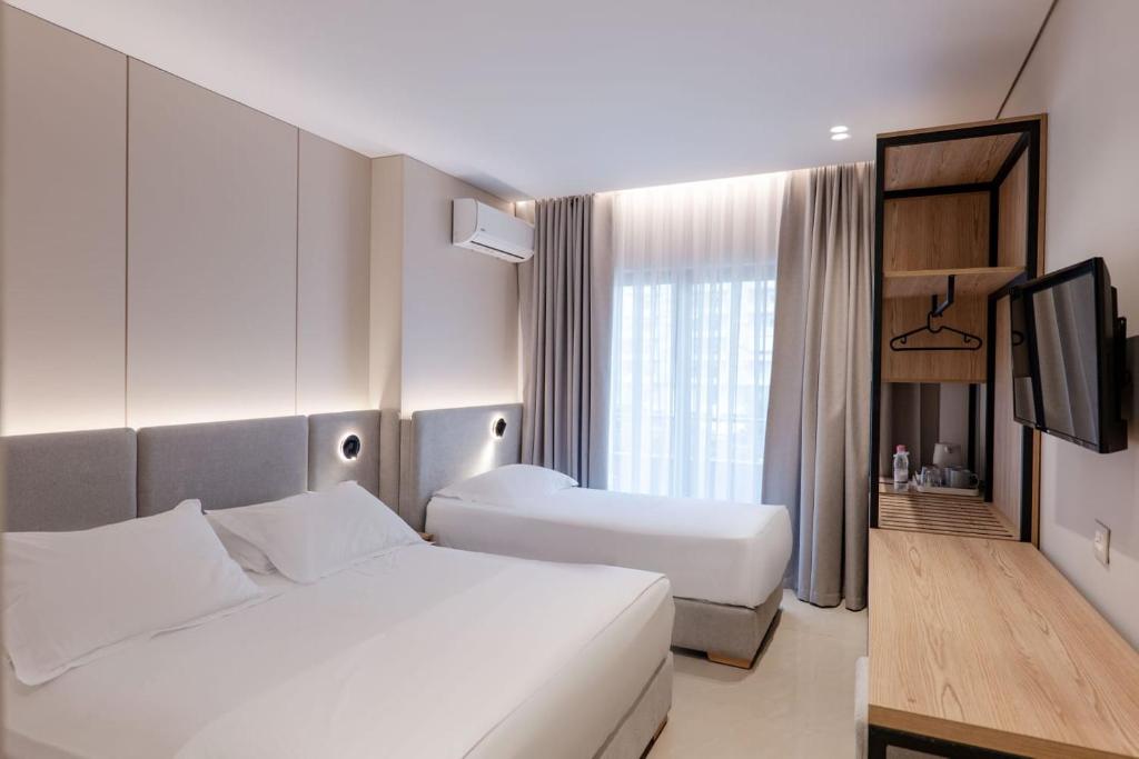 Deluxe Triple Room with City View image 2