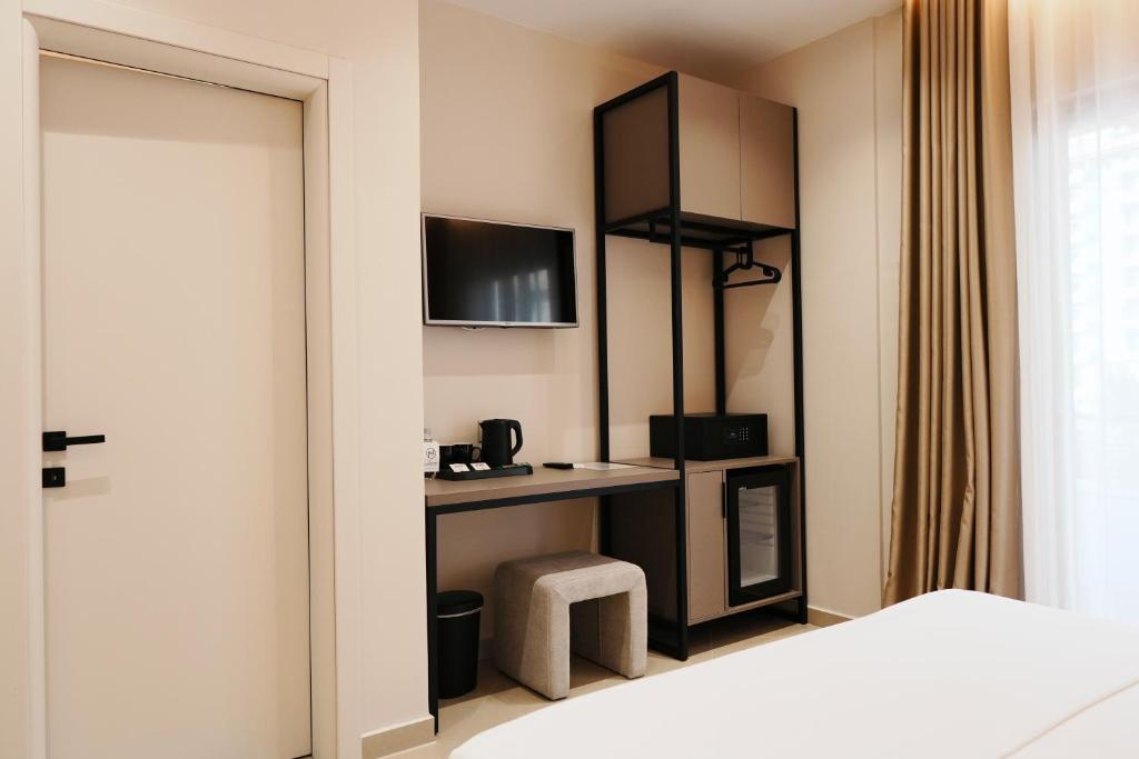 Deluxe Triple Room with City View image 3