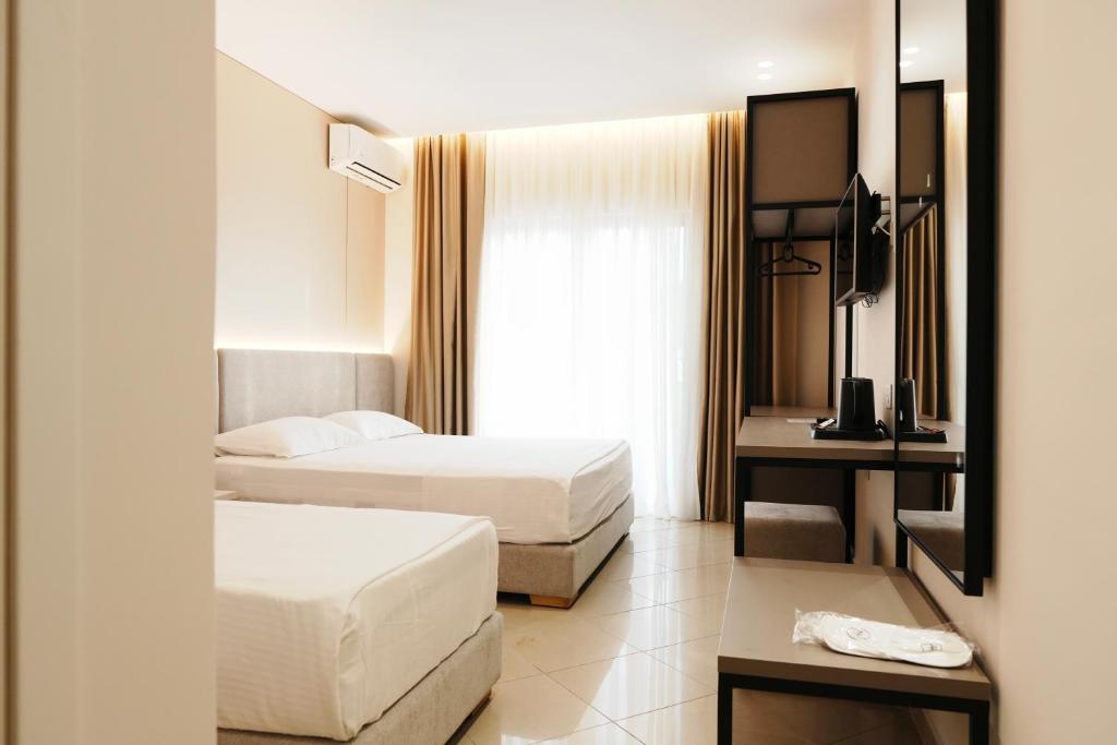 Deluxe Triple Room with Sea View image 2