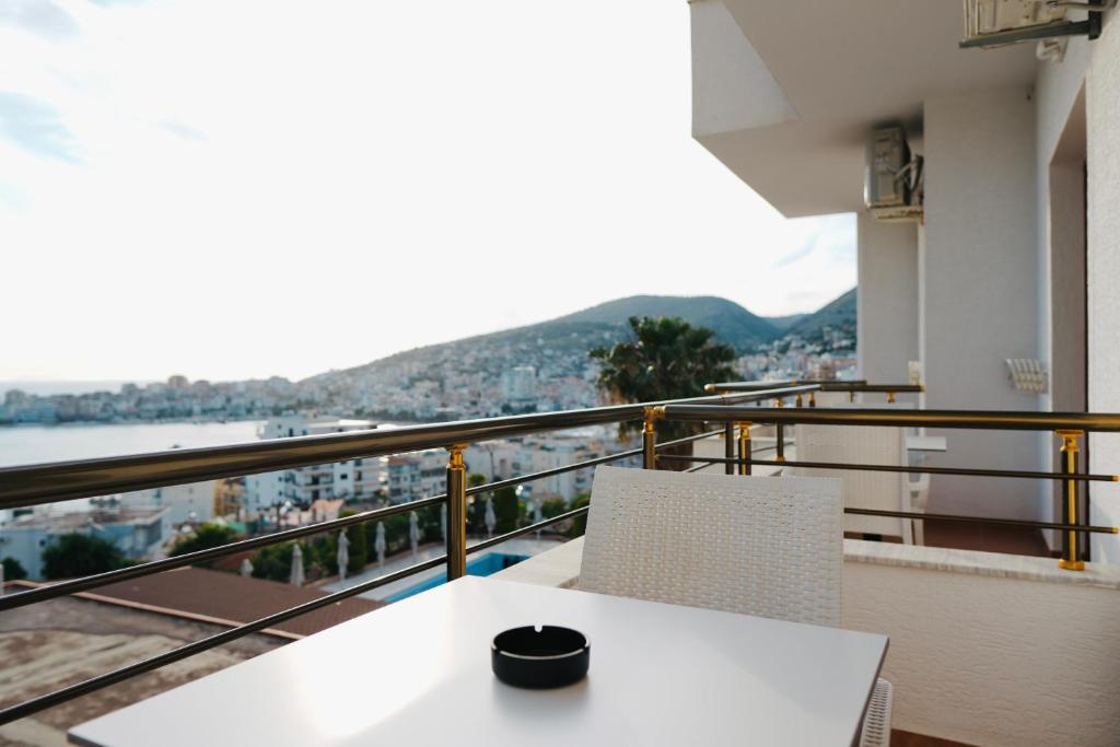 Deluxe Triple Room with Sea View image 3