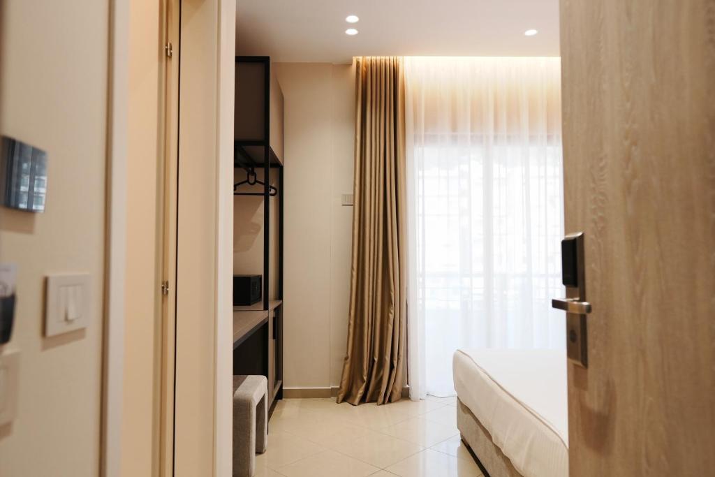Standard Suite image 3