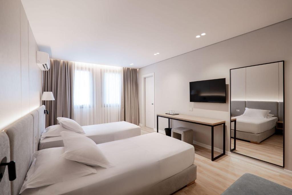 Superior Suite with Sea View image 2