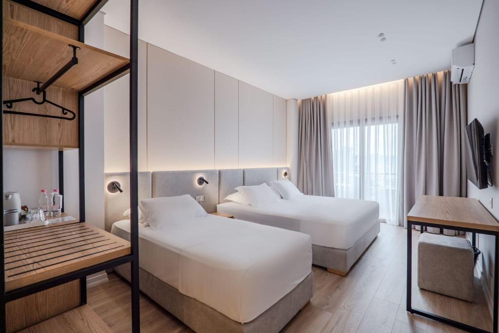 Superior Triple Room with Sea View image 2