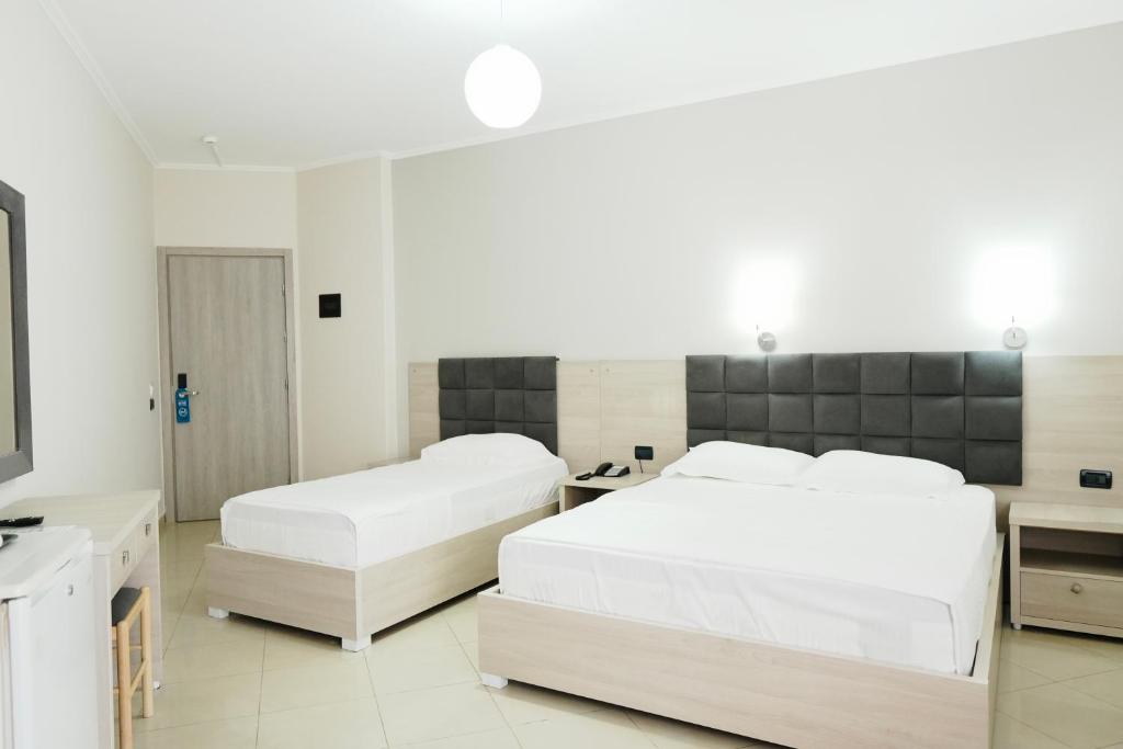 Triple Room with Sea View image 2