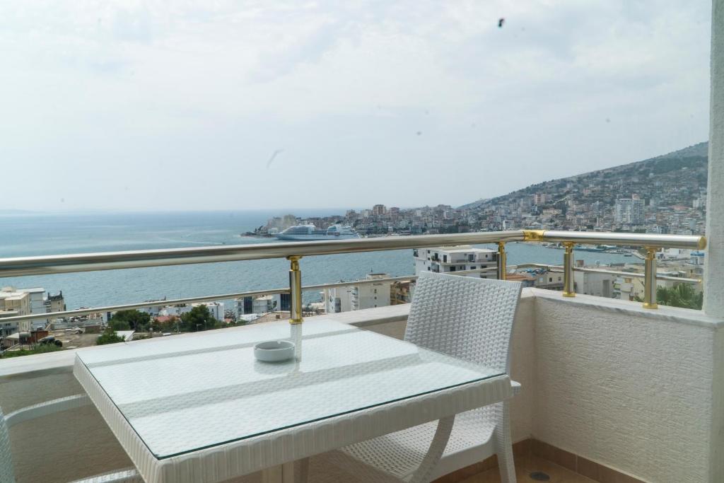 Triple Room with Sea View image 3